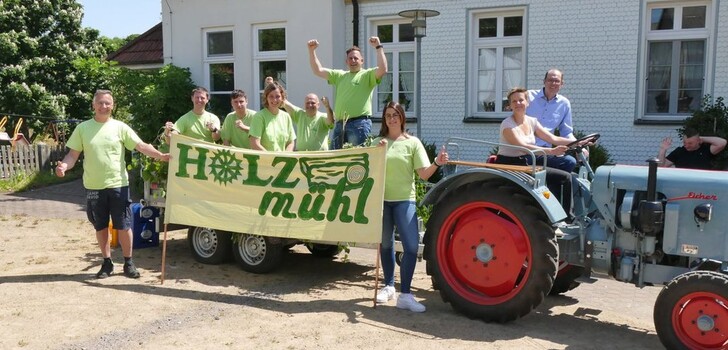 Nicht nur Bürgermeister Sascha Spielberger (sitzend auf dem Traktor), Ortsvorsteher André Hämel (stehend auf dem Anhänger) und das gesamte Finalteam, sondern die ganze Region drücken Holzmühl am Samstag die Daumen.