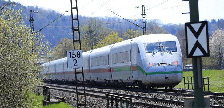 Ein ICE auf der Strecke im Fuldatal zwischen Mecklar und Friedlos