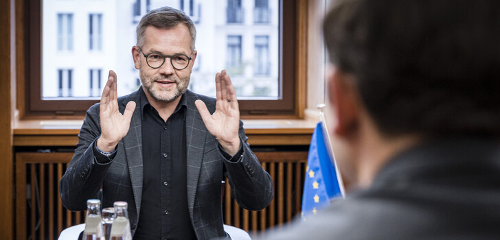 Michael Roth (links) bei einem Treffen mit seinem Amtskollegen Bujar Osmani im Oktober 2021 in der Republik Nordmazedonien