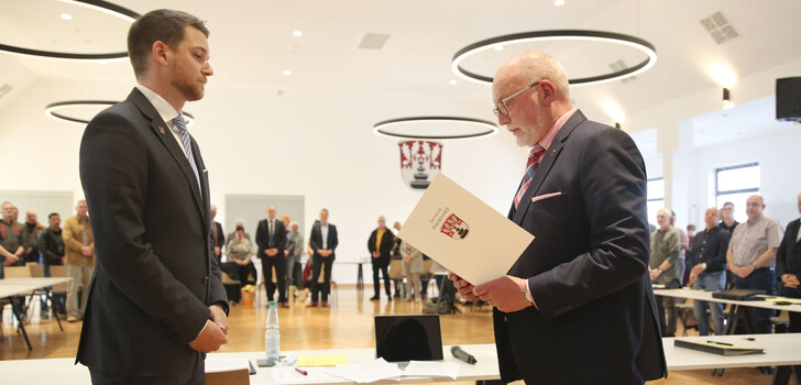 Bürgermeister Julian Kempka (links) erhält die Ernennungsurkunde vom Ersten Beigeordneten Bernd Stahl