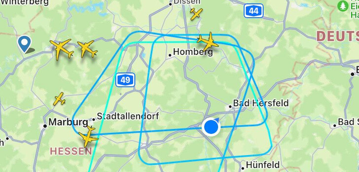 Die blauen Linien markieren den Flug am Donnerstagnachmittag über Nord- und Osthessen