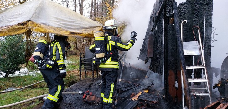 In Salmünster ist am Samstagnachmittag eine Gartenhütte in Brand geraten