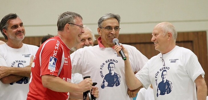 Erinnerung an glorreiche Zeiten des TV Eitra - hier Szenen von Bernd Fichtners (rotes Trikot) Verabschiedung. Links Michael Roth, in der Mitte Trainer Zeljko Zovko, rechts Moderator Hans Hantke