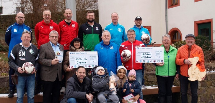 Hinten von links: Marc Feuser (FC Eichenzell) Michael Zans u. Marco Ruppel (SG Büchenberg) Daniel Bolz (TSG Lütter) Stefan Eib und Sebastian Höche (SV Welkers) Mitte: Stefan Müller (SG Löschenrod) Ulrich Höhn und Martina Rützel (Renate Fehl Stiftung) Claus Heiner (SG Kerzell) Markus Pompe (TSV Rothemann) Rosemarie Müller (Kleine Heden Osthessen) Peter Happ 1. Beigeordneter Gemeinde Eichenzell. Vorne: Stefan, Jayden, Patricia und Amani Montgomery