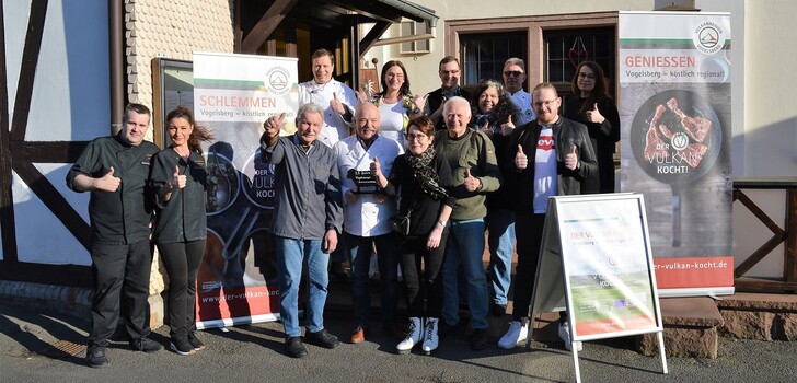 Die Geschäftsführerin der Vulkanregion Vogelsberg Tourismus GmbH Petra Schwing-Döring (hintere Reihe 3.v.r.) und Vertreter der Aktionsgemeinschaft Vogelsberger Gastronomen gewährten jüngst einen ersten Einblick in die Planungen der Küchenschlacht „DER VULKAN KOCHT: BUNT“