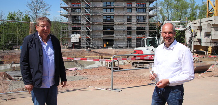 Carsten R. Kulbe (links), Architekt aus Schlüchtern, und Frank Wirth, Chef der Firma Christ & Wirth, vor dem ersten Rohbau mit Eigentumswohnungen.