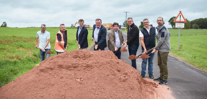 Herrmann-Josef Scheich (Bürgermeister Marktgemeinde Eiterfeld, 3. v. l.), Ulrich Hansel (Hessen Mobil, 4. v. l.) und weitere Vertreter nahmen den Spatenstich vor.