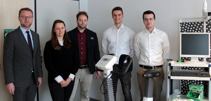 Der Erste Kreisbeigeordnete Dr. Jens Mischak mit den Stipendiaten Laura Koch (von links), Lars Alles, Moritz Schneider und Tom Kurjak im Lauterbacher Gesundheitsamt