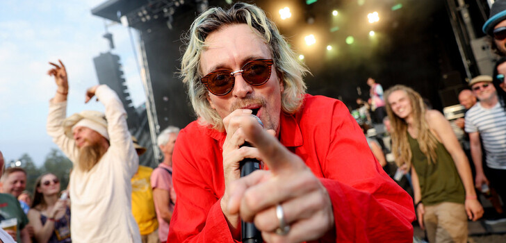 Efterklangs Frontman Casper Clausen fühlt sich sichtbar wohl im Kreise der Herzberg-Family