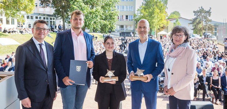 Ministerpräsident Boris Rhein überreicht Jörg Eigendorf, stellvertretend für seine Frau Katrin Eigendorf, sowie Sena Karahan und Carlos Becker
von der Walter-Lübcke-Schule in Wolfhagen im Beisein von Irmgard Braun-Lübcke den Walter-Lübcke-Demokratie-Preis 2022