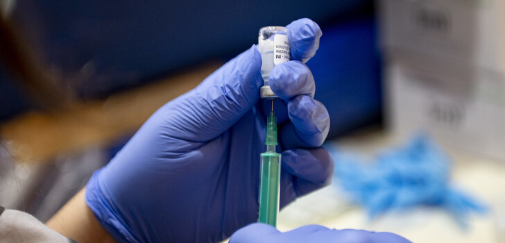 Auch in Hessen können sich die Menschen mit einem neuen Impfstoff gegen das Coronavirus impfen lassen und müssen die Kosten nicht mehr vorlegen