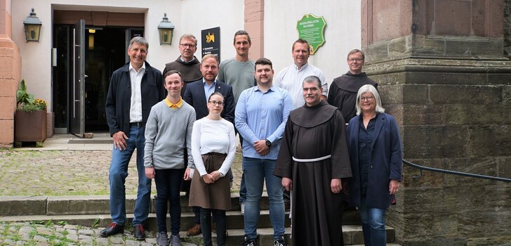 Halbzeitbilanz zum Kooperations-Projekt Franziskaner-antonius. V.l.n.r: In der ersten Reihe - Rainer Sippel (Stiftungsratsvorsitzender der Bürgerstiftung antonius : gemeinsam Mensch), Pater Dr. Cornelius Bohl (Provinzialminister der Deutschen Franziskanerprovinz), Christoph Jestädt (Vorstand "Freunde des Frauenbergs"), Christian Bayer (Geschäftsführer der antonius : gemeinsam begegnen gGmbH), Pater Thomas (Seelsorger bei antonius und Mitglied des antonius-Führungsteams). Zweite Reihe: Jochen Arnaut (Schneiderei Frauenberg), Andreas Kanne (Vorstand "Freunde des Frauenbergs"), Samira Müller (Auszubildende Fachpraktikerin Flora Klostercafé), Bruder Gerhard (Guardian/Hausleiter des Konvents am Frauenberg) und Michaela Lengsfeld (Prokuristin der Bürgerstiftung antonius : gemeinsam Mensch).