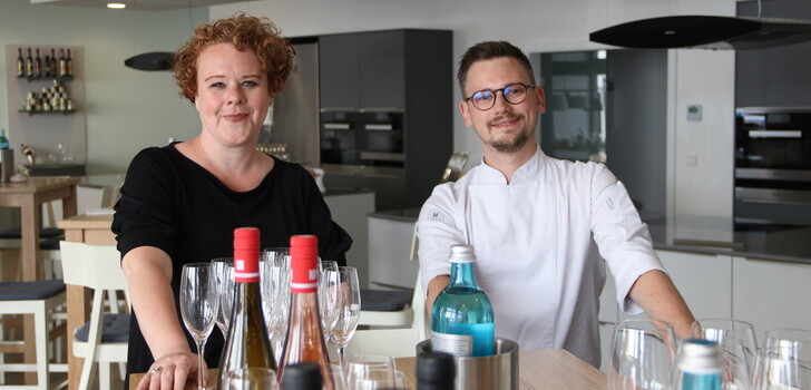 Christine Bossert und Toni Schoch laden mit Gästen zur ersten "Soul Kitchen" in "Stern's Kochwerkstatt" ein.