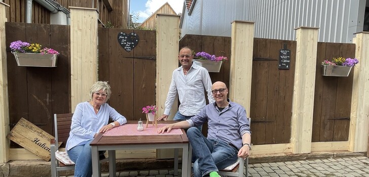 Sabine Heil, Stefan Siebert und Bertram Glotzbach (von links) freuen sich darüber, dass ein Schandfleck im Stadtbild beseitigt wurde.