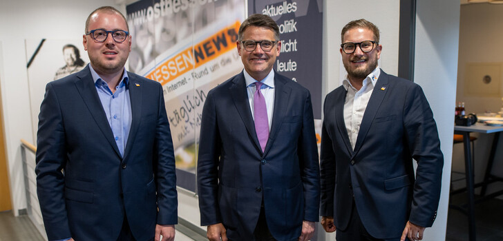 Die Medienkontor-Geschäftsführer Christian P. Stadtfeld und Hendrik Urbin zusammen mit Hessens Ministerpräsident Boris Rhein (m.)