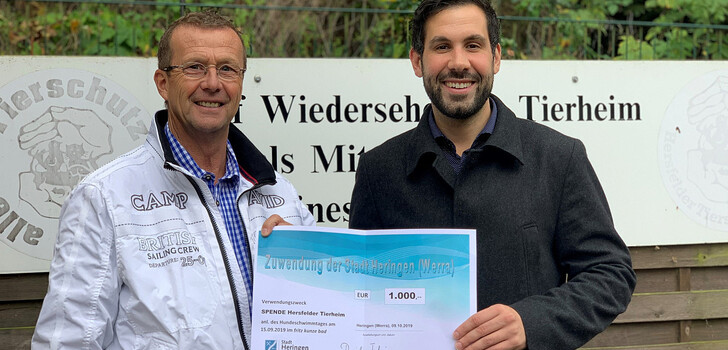 Volker Nuhn vom Tierschutzverein freut sich über den Besuch des Heringer Bürgermeisters Daniel Iliev.