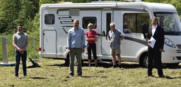 Bei der Eröffnung des Wohnmobilstellplatzes – mit den ersten Gästen (von links): Dominik Höhl (Marketing- und Eventmanagement der Stadt Fulda), Sascha Petzold (Projektleiter KomParking), Ehepaar Thielen aus Daun in der Eifel und Oberbürgermeister Dr. Heiko Wingenfeld.