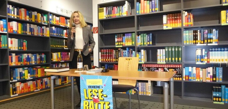 Das Projekt wurde unterstützt durch das Hessische Literaturforum, die Fachstellen für öffentliche Bibliotheken in Hessen und Thüringen sowie die Sparkasse Fulda.