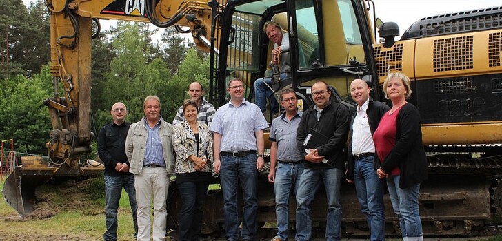 Große Freude über den Baubeginn in Landenhausen (v.l.): Ingo Pelka (Amt für Schulen und Liegenschafen), Peter Schwärzel (Amtsleiter Schulen und Liegenschaften), Dagmar Scherer (Jugendamtsleiterin), André Schukin (Hausmeister), Jugenddezernent Peter Zielinski, Wolfgang Ryba (Heimleiter), Stefan Schmidt (Amt für Schulen und Liegenschaften), Burkhard Schrimpf (Fa. Schrimpf), Elfie Ryba (Küchenkraft), auf dem Bagger: Silvia Lucas (Sachgebietsleiterin Jugendarbeit und Jugendbildung).