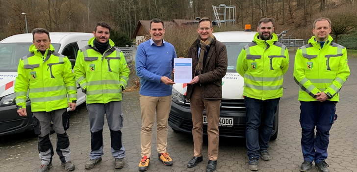 Das Team der Gemeindewerke um Bürgermeister Simon Sauerbier (3 v.l.) nahm die VKU-Mitgliedsurkunde aus den Händen von Martin Heindl (3 v.r.) entgegen. Die Abwasserwerke wurden von Martin Budenz und Tristan Krink, die Wasserwerke von Peter Hofmann und Holger Hliza vertreten.