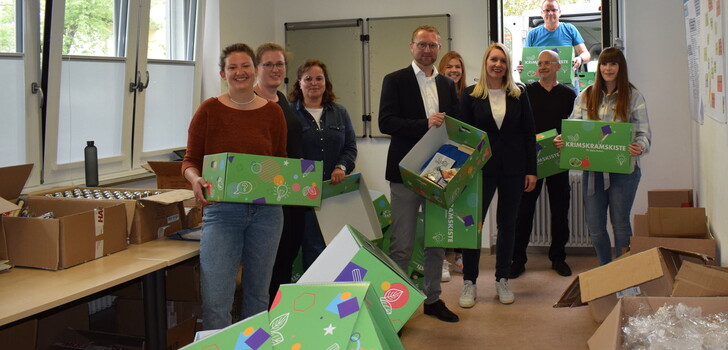 Dankbar für die Hilfsbereitschaft: Dr. Jens Mischak (Vierter von links), Erster Kreisbeigeordneter, gemeinsam mit Meike Dihstelhoff (Sechste von links), Head of Communications bei der STI Group, bei der Pack-Aktion in der Kreisverwaltung. Neben Janine Lauber (von rechts), Grafikdesignerin bei der STI Group, halfen Thomas Luft, Alexander Weil (hinten), Amie Falk, Anja Diebel, Hannah Müller und Laura Tkotz vom Sachgebiet Jugendarbeit/Jugendbildung des Jugendamtes bei der Spendenaktion mit.