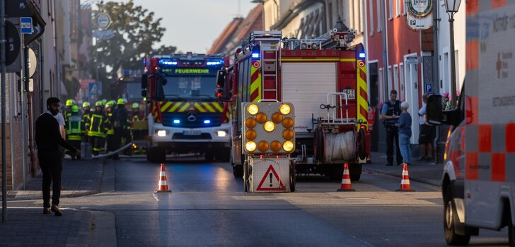 Ein Großaufgebot an Einsatzkräften kam zu einem Kellerbrand in der Hanauer Innenstadt.