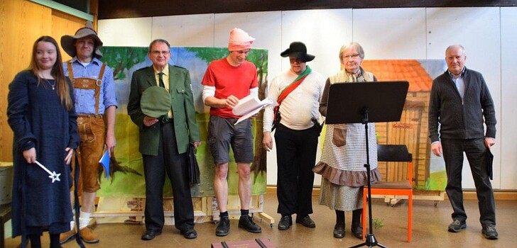 Die von Hans Hantke (rechts) gelesenen Szenen haben Maya Utermöhlen, Tobias Utermöhlen, Herbert Janßen, Pfarrer Holger Grewe, Christoph Rode mit Räuberstimme und Hanne Kleckel wunderbar umgesetzt