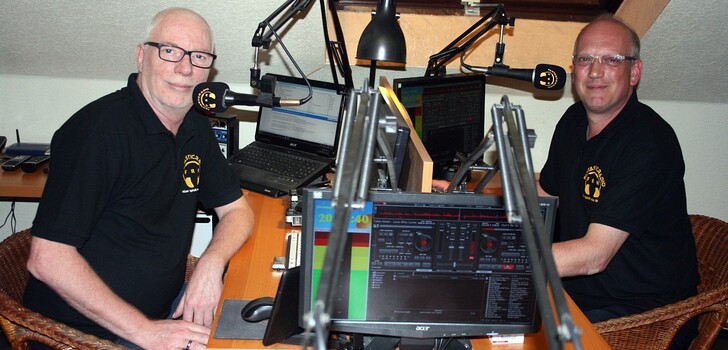 Hier spielt die Musik: Jürgen Herberg (li.), Moderator und Inhaber von "Fantastic Radio", und Heiko Franz.
