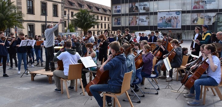 Flashmob auf dem Uniplatz - Die Waldorfschule Loheland feiert eine Festwoche zum 100. Jubiläum.
