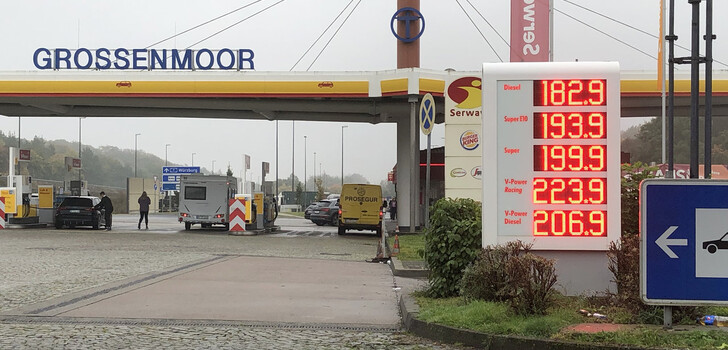 An der Tankstelle "Großenmoor" an der A7 mussten Autofahrer am Donnerstagmorgen einen stolzen Preis von 2,24 Euro für Super Plus in Kauf nehmen.