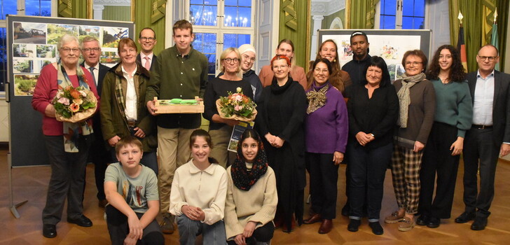 BU Gruppenbild: Ausschussvorsitzender Michael Ruppel (Zweiter von links), Stadtbaurat Daniel Schreiner (Vierter von links) sowie Bürgermeister Dag Wehner (rechts) zeichneten die Preisträgerinnen und Preisträger des Wettbewerbs aus.
