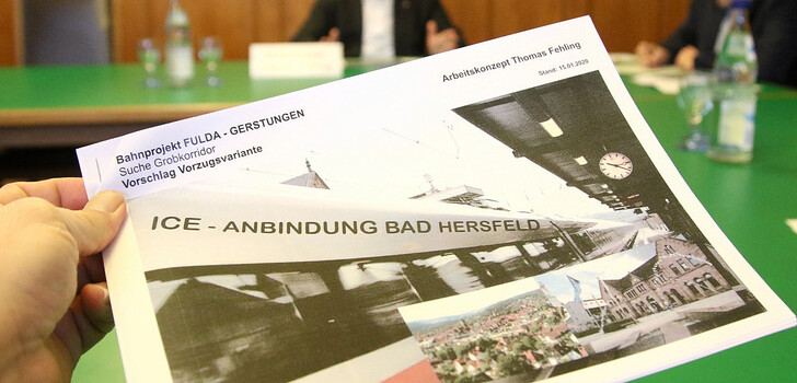 Bürgermeister Thomas Fehling unterbreitet der Bahn einen Trassentwurf für die Neubaustrecke Fulda-Gerstungen
