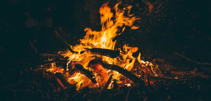 Wegen der anhaltenden Trockenheit und großen Waldbrandgefahr bittet die Ordnungsbehörde der Stadt Hünfeld darum, auf offene Lager- und Grillfeuer grundsätzlich zu verzichten.