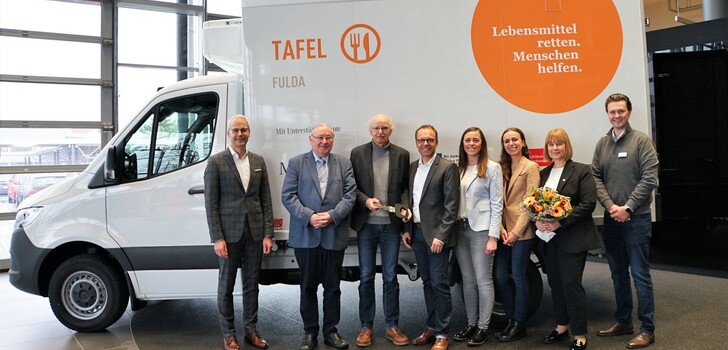 Fahrzeugübergabe bei der Tafel Fulda (V.l.n.r.): Uwe Marohn (Vorstandsvorsitzender Sparkasse Fulda), Prof. Dr. Winfried Fassbinder (Tafel-Vorstand), Stefan Schunck (1. Vorsitzende der Tafel), Lars Busse (Kunzmann-Centerleiter), Lilli Butt (Portfolio Managerin Immobilien bei Lidl) und Juliane Wylie (Immobilienleitung Lidl), Maja Weise-Georg (Referatsleiterin Hessisches Sozialministerium) und Marcel Sauerhoff (Lidl-Pfandstiftung, Beauftragter M& S bei Lidl)