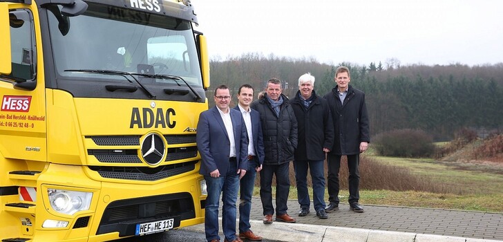 Vor Ort-Termin: Patrick, Dennis und Herbert Hess investieren in den neuen Standort an der A 7 bei Künzell. Darüber freuen sich Bürgermeister Timo Zentgraf und Verwaltungsmitarbeiter Jürgen Aschenbrücker (von links)