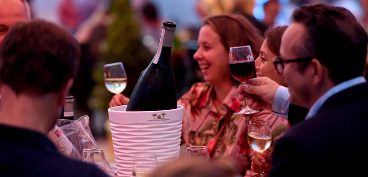 Auch am Freitagabend waren wieder viele Besucher auf dem Weinfest in Fulda unterwegs.