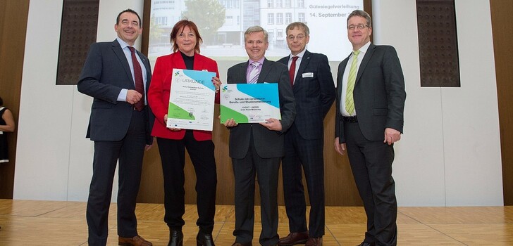 Schon lange praktiziert, nach drei Jahren nun wieder belobigt und mit dem OloV-Gütesiegel zertifiziert: Elisabeth Hillebrand und Heiko Reeg freuen sich über die Auszeichnung als Schule mit vorbildlicher Berufs- und Studienorientierung, die ihnen von Kultusminister Professor Dr. R. Alexander Lorz (links), IHK Vorsitzendem Eberhard Flammer (Zweiter von rechts) und Staatssekretär Mathias Samson (rechts) überreicht wurde.