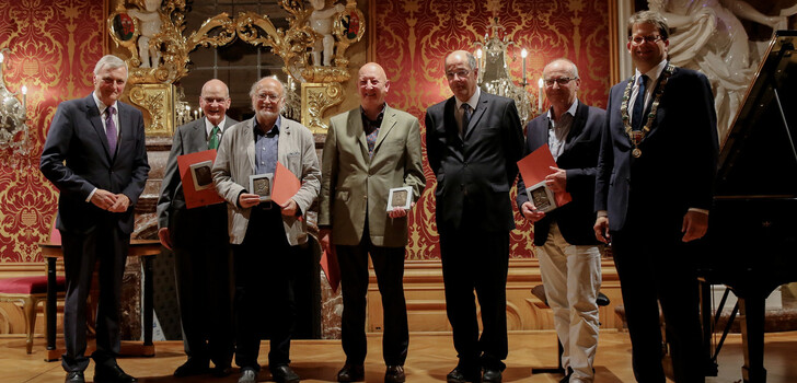 v.l.n.r.: Vereinsvorsitzender Gerhard Möller, die Preisträger Dr. Thomas Schmitt, Dr. Thomas Heiler, Thomas Martin, Prof. Dr. Siegfried Weichlein von der Uni Fribourg, Preisträger Dr. Greogor Stasch und Oberbürgermeister Dr. Heiko Wingenfeld