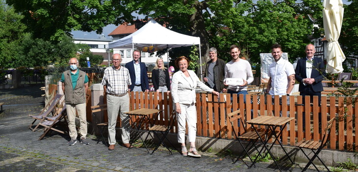 Erster Kreisbeigeordneter Dr. Jens Mischak (CDU, Dritter von rechts) wünscht gemeinsam mit Edwin Schneider (rechts), Vorsitzender des LEADER-Beirats, und Katharina Barth (Vierte von links), Verein Region Vogelsberg, den Projekten viel Erfolg. Elisabeth Hillebrand (vorne), Vorsitzende des Vereins Schlitzer Obst- und Gartenfreunde, nimmt gemeinsam mit Vorstandsmitglied Gerhard Dietz (von links), Heinrich Göbel, stellvertretender Schriftführer, die Förderplakette entgegen. Auch Klaus Scheuer, Schulleiter der Lauterbacher Musikschule sowie Jeremias Rockel und Bastian Fugmann vom Eventquartier Lauterbach bedanken sich für die Förderung.
