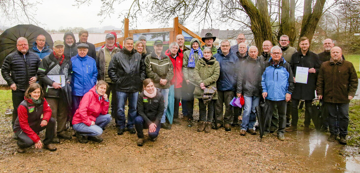 Die Wegepaten, Bürgermeister oder deren Vertreter und die Verantwortlichen vom Naturpark Knüll, Zweckverband, dem Rotkäppchenland und vom Deutschen Wanderinstitut