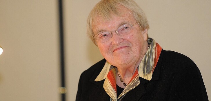 Die bekannte 'Schriftstellerin und Schlitzer Ehrenbürgerin Gudrun Pausewand (90). Wird nach ihr eine Straße benannt?