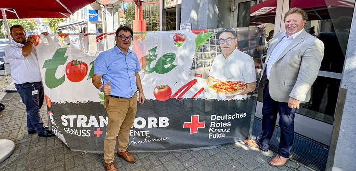 Große Freude bei allen Beteiligten - von links sind zu sehen: DRK-Geschäftsbereichsleiter Soziale Arbeit Christian Erwin, Tomaten-Chef Nico Tedesco, DRK-Vorstandsvorsitzender Christoph Schwab.