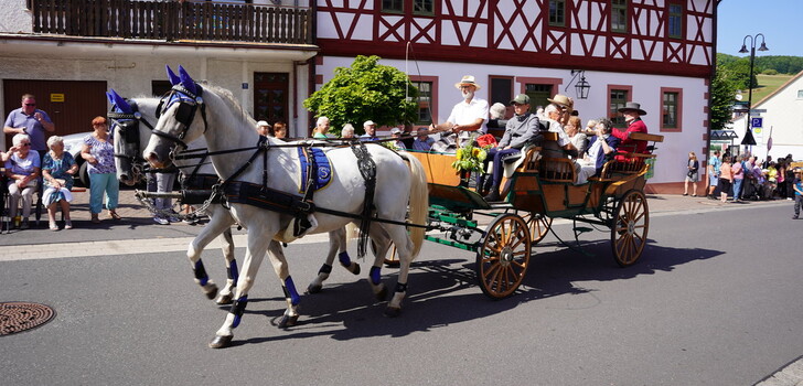 Ein Festumzug durch die Gemeinde begeisterte am Sonntag die vielen Besucher