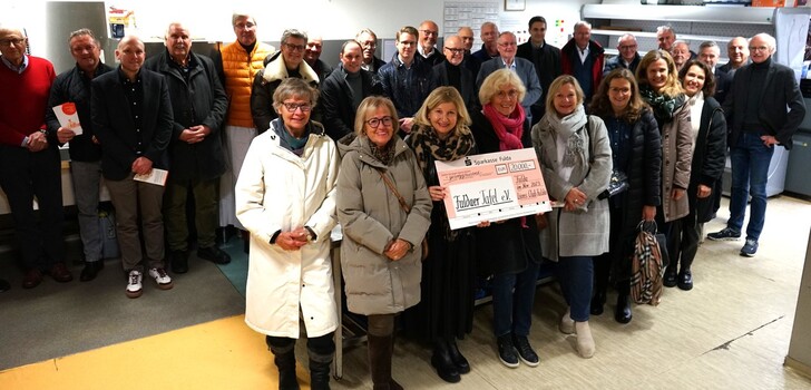 Am Montagabend überreichten die Activity-Beauftragten Niklas Werner, André Eydt und Max Reith mit dem amtierenden Lions-Präsidenten Dirk Eckerscham einen Spendenscheck in Höhe von 20.000 Euro an die Fuldaer Tafel.