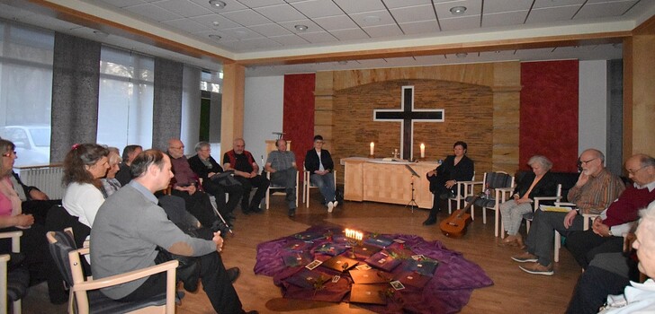 Sabine Kampmann (rechts vom Altar sitzend) fand den würdevollen Zugang zu dem sensiblen Thema